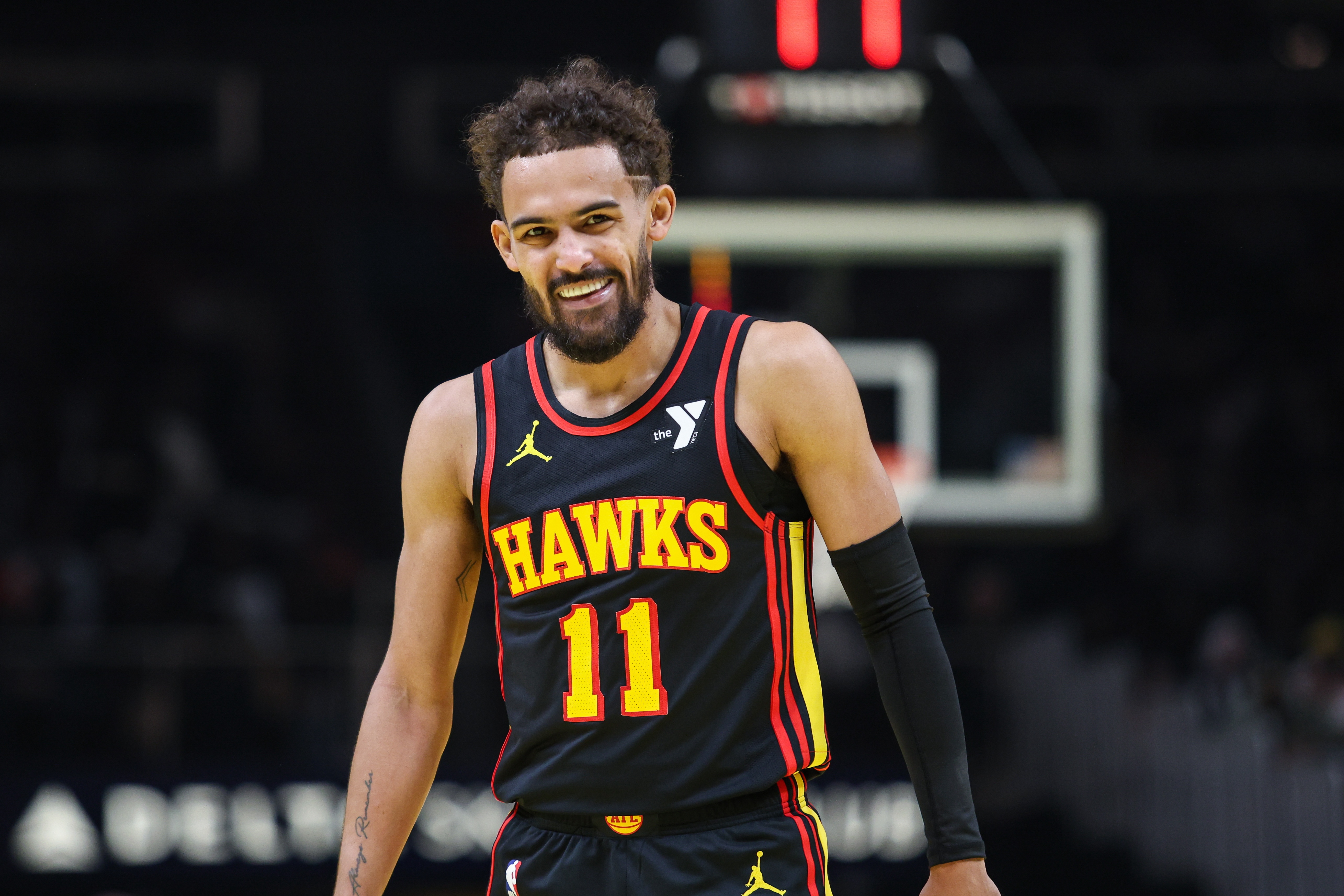 包含老鹰客场战胜湖人，特雷-杨+引领球队取胜的词条